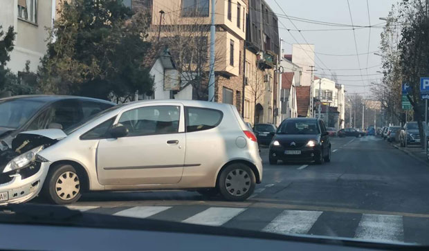Удес у центру Београда: Чеони судар у Улици Господара Вучића (ФОТО) 